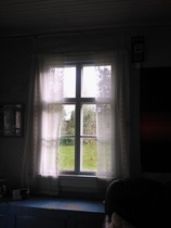 Kaunis torpan ikkuna ja rauhallinen näkymä.